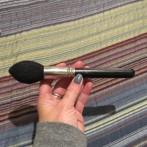 MAC 138 synthetic tapered face brush